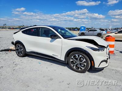 Czwarte zdjęcie samochodu z boku: 2021 FORD MUSTANG MACH-E PREMIUM VIN:3FMTK3R75MMA10384 - miniatura