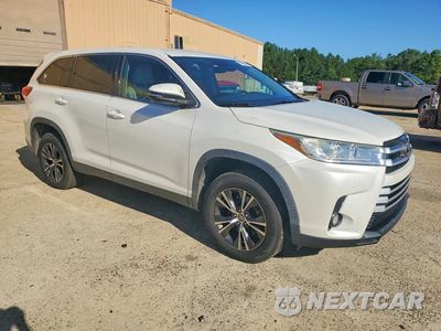 Czwarte zdjęcie samochodu z boku: 2019 TOYOTA HIGHLANDER LE PLUS VIN:5TDZZRFH7KS325324 - miniatura
