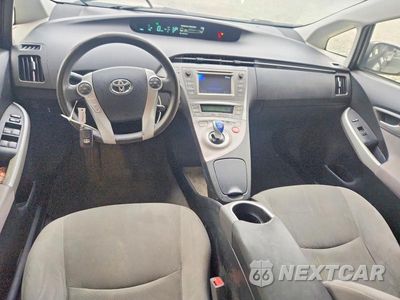 Zdjęcie 8 z 12 samochodu: 2014 TOYOTA PRIUS TWO VIN:JTDKN3DU8E0363100 - miniatura