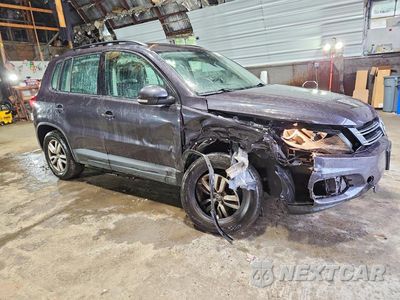 Czwarte zdjęcie samochodu z boku: 2016 VOLKSWAGEN TIGUAN S VIN:WVGBV7AX1GW592381 - miniatura