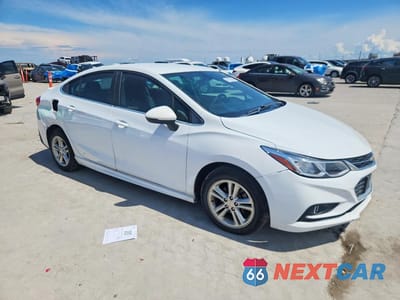 Czwarte zdjęcie samochodu z boku: 2017 CHEVROLET CRUZE LT VIN:1G1BE5SM0H7264368 - miniatura