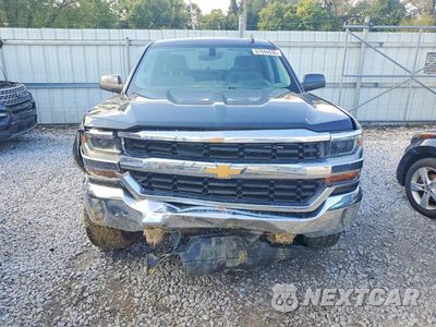 Piąte zdjęcie samochodu w środku: 2018 CHEVROLET SILVERADO K1500 LT VIN:3GCUKREC4JG522548 - miniatura