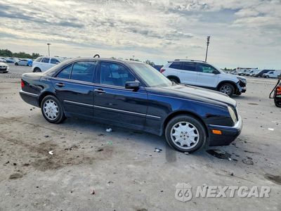 Czwarte zdjęcie samochodu z boku: 1999 MERCEDES-BENZ E 320 VIN:WDBJF65H5XA770461 - miniatura