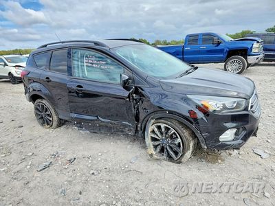 Czwarte zdjęcie samochodu z boku: 2019 FORD ESCAPE SE VIN:1FMCU9GD6KUB80638 - miniatura