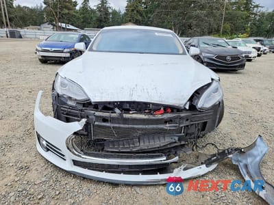 Piąte zdjęcie samochodu w środku: 2015 TESLA MODEL S 60 VIN:5YJSA1S11FF081182 - miniatura
