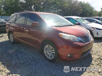 Czwarte zdjęcie samochodu z boku: 2017 TOYOTA SIENNA XLE 8-PASSENGER VIN:5TDYZ3DC8HS831575 - miniatura