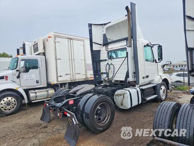 Trzecie zdjęcie samochodu z tyłu: 2016 VOLVO VNL SEMI TRUCK VIN:4V4N39TG9GN965452 - miniatura