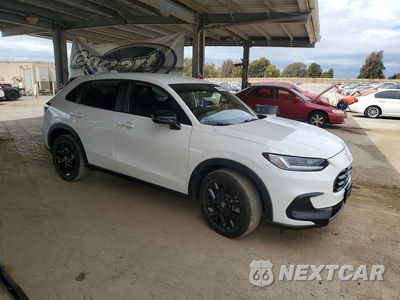 Czwarte zdjęcie samochodu z boku: 2025 HONDA HR-V SPORT VIN:3CZRZ2H52SM747666 - miniatura