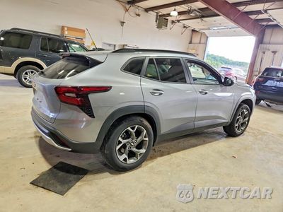 Trzecie zdjęcie samochodu z tyłu: 2025 CHEVROLET TRAX 1LT VIN:KL77LHEP5SC198809 - miniatura