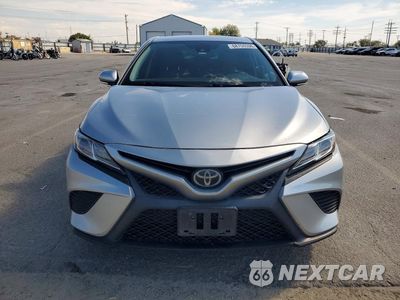 Piąte zdjęcie samochodu w środku: 2018 TOYOTA CAMRY SE VIN:4T1B11HK9JU677216 - miniatura