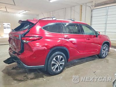 Trzecie zdjęcie samochodu z tyłu: 2022 TOYOTA HIGHLANDER XLE VIN:5TDHZRBH7NS170005 - miniatura
