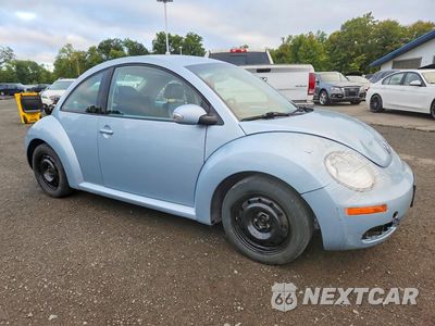 Czwarte zdjęcie samochodu z boku: 2010 VOLKSWAGEN NEW BEETLE VIN:3VWPW3AG6AM010666 - miniatura