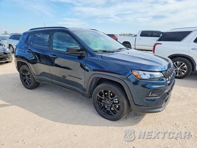 Czwarte zdjęcie samochodu z boku: 2026 JEEP COMPASS LATITUDE VIN:3C4NJDBN8TT216253 - miniatura