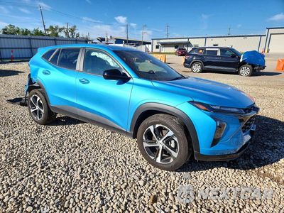 Czwarte zdjęcie samochodu z boku: 2025 CHEVROLET TRAX 1RS VIN:KL77LGEP3SC200826 - miniatura