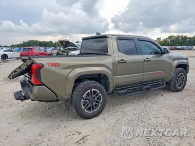Trzecie zdjęcie samochodu z tyłu: 2024 TOYOTA TACOMA TRD SPORT VIN:3TYLB5JN3RT025570 - miniatura