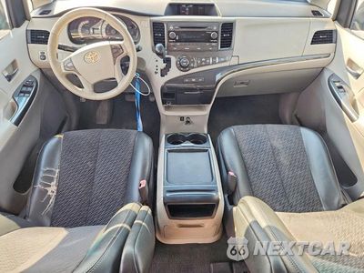 Zdjęcie 8 z 14 samochodu: 2011 TOYOTA SIENNA SPORT VIN:5TDXK3DC7BS049047 - miniatura