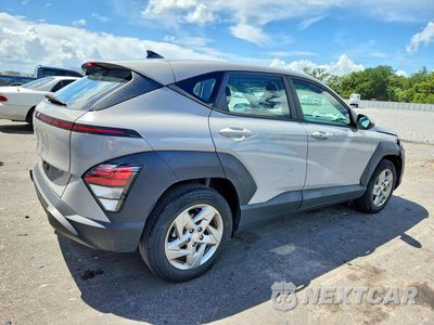 Trzecie zdjęcie samochodu z tyłu: 2024 HYUNDAI KONA SE VIN:KM8HA3AB6RU080665 - miniatura