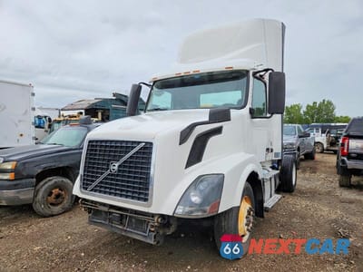 Drugie zdjęcie samochodu z przodu: 2017 VOLVO VNL SEMI TRUCK VIN:4V4N39TGXHN987946 - miniatura