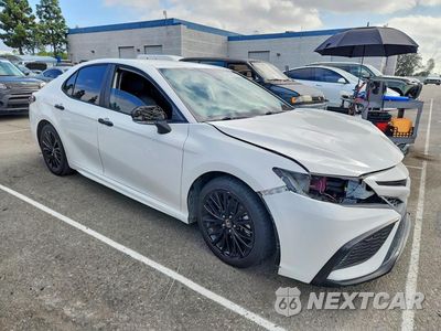 Czwarte zdjęcie samochodu z boku: 2022 TOYOTA CAMRY HYBRID SE NIGHTSHADE VIN:4T1G31AKXNU033336 - miniatura