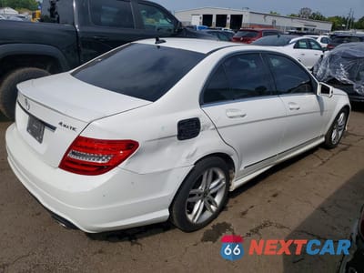 Trzecie zdjęcie samochodu z tyłu: 2013 MERCEDES-BENZ C 300 4MATIC VIN:WDDGF8AB8DR290572 - miniatura