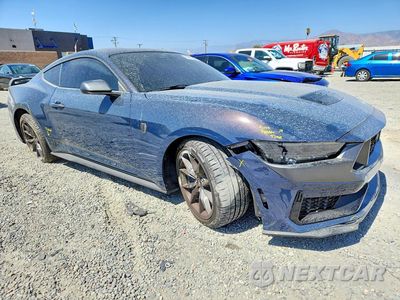 Czwarte zdjęcie samochodu z boku: 2025 FORD MUSTANG DARK HORSE VIN:1FA6P8R07S5500997 - miniatura