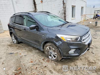 Czwarte zdjęcie samochodu z boku: 2018 FORD ESCAPE SE VIN:1FMCU9GD0JUD17460 - miniatura