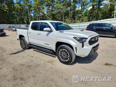 Czwarte zdjęcie samochodu z boku: 2024 TOYOTA TACOMA TRD SPORT HV VIN:3TYLC5LN0RT007800 - miniatura