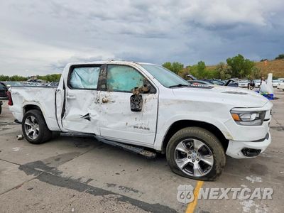 Czwarte zdjęcie samochodu z boku: 2021 RAM 1500 LARAMIE VIN:1C6SRFJT2MN547779 - miniatura