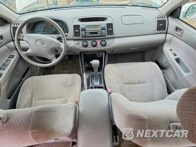Zdjęcie 8 z 12 samochodu: 2004 TOYOTA CAMRY LE VIN:JTDBE32K640282578 - miniatura