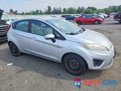Czwarte zdjęcie samochodu z boku: 2013 FORD FIESTA SE VIN:3FADP4EJ5DM107303 - miniatura
