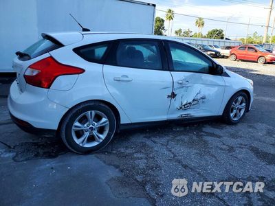 Trzecie zdjęcie samochodu z tyłu: 2014 FORD FOCUS SE VIN:1FADP3K22EL214335 - miniatura