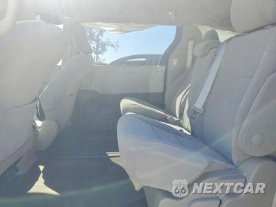 Zdjęcie 11 z 13 samochodu: 2018 TOYOTA SIENNA LE VIN:5TDKZ3DC6JS915518 - miniatura