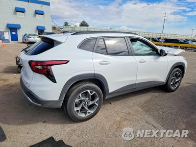 Trzecie zdjęcie samochodu z tyłu: 2026 CHEVROLET TRAX 1LT VIN:KL77LHEP5TC075223 - miniatura
