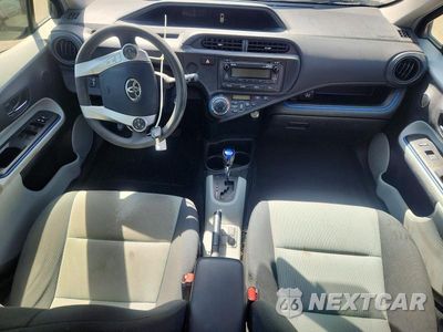 Zdjęcie 8 z 12 samochodu: 2013 TOYOTA PRIUS C TWO VIN:JTDKDTB37D1043367 - miniatura