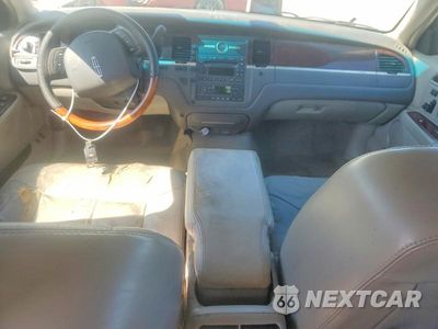 Zdjęcie 8 z 12 samochodu: 2007 LINCOLN TOWN CAR SIGNATURE LIMITED VIN:1LNHM82WX7Y607716 - miniatura