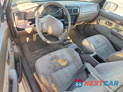 Zdjęcie 8 z 13 samochodu: 2000 TOYOTA TACOMA BASE VIN:5TEVL52N8YZ716756 - miniatura