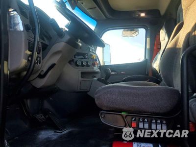 Zdjęcie 7 z 13 samochodu: 2016 PETERBILT 579 SEMI TRUCK VIN:1XPBA48X2GD339729 - miniatura