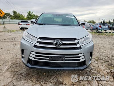 Piąte zdjęcie samochodu w środku: 2017 TOYOTA HIGHLANDER XLE VIN:5TDJZRFH2HS432612 - miniatura