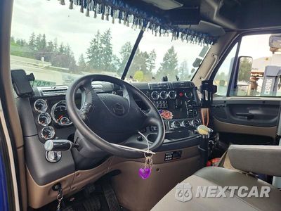 Zdjęcie 8 z 13 samochodu: 2014 FREIGHTLINER CASCADIA SEMI TRUCK VIN:3AKJGLD56ESFS4542 - miniatura