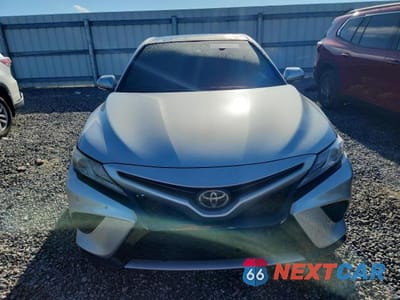 Piąte zdjęcie samochodu w środku: 2018 TOYOTA CAMRY XSE VIN:4T1B61HK9JU067883 - miniatura