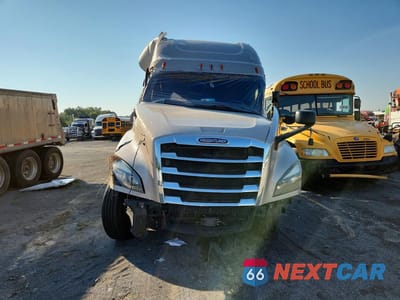 Piąte zdjęcie samochodu w środku: 2018 FREIGHTLINER CASCADIA 126 SEMI TRUCK VIN:3AKJHHDRXJSGC5862 - miniatura