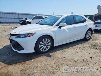 2018 TOYOTA CAMRY LE 4T1B11HK2JU042421 - główne zdjęcie licytacji z USA - miniatura