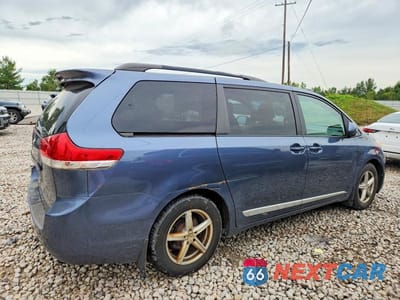 Trzecie zdjęcie samochodu z tyłu: 2013 TOYOTA SIENNA XLE 8-PASSENGER VIN:5TDYK3DC7DS332569 - miniatura
