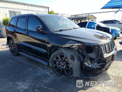Czwarte zdjęcie samochodu z boku: 2020 JEEP GRAND CHEROKEE LAREDO VIN:1C4RJEAG8LC329030 - miniatura