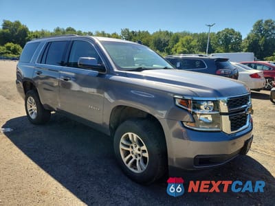 Czwarte zdjęcie samochodu z boku: 2018 CHEVROLET TAHOE K1500 LT VIN:1GNSKBKC3JR237625 - miniatura