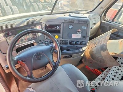 Zdjęcie 8 z 13 samochodu: 2019 FREIGHTLINER CASCADIA 113 SEMI TRUCK VIN:3AKJGBDV1KSKD0206 - miniatura