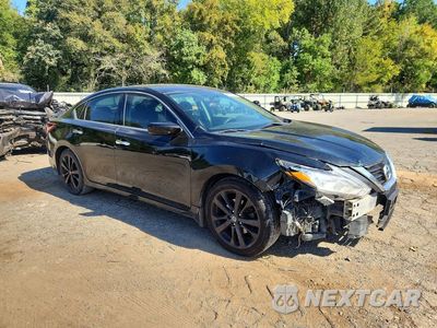 Czwarte zdjęcie samochodu z boku: 2017 NISSAN ALTIMA 2.5 SR VIN:1N4AL3AP3HN333841 - miniatura