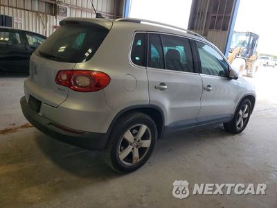 Trzecie zdjęcie samochodu z tyłu: 2010 VOLKSWAGEN TIGUAN S VIN:WVGAV9AX8AW530295 - miniatura