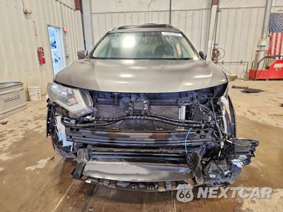 Piąte zdjęcie samochodu w środku: 2018 NISSAN ROGUE SV VIN:5N1AT2MV0JC790828 - miniatura