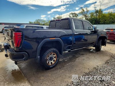 Trzecie zdjęcie samochodu z tyłu: 2024 GMC SIERRA K3500 DENALI ULTIMATE VIN:1GT49YEY2RF412872 - miniatura